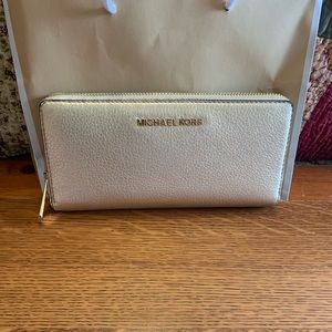 Michael Kors Wallet/Wristlet. Pale Gold.